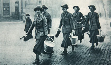 Praktischer Schutz in verdunkelten Straßen, Illustration aus The Illustrated War News, Januar 1917